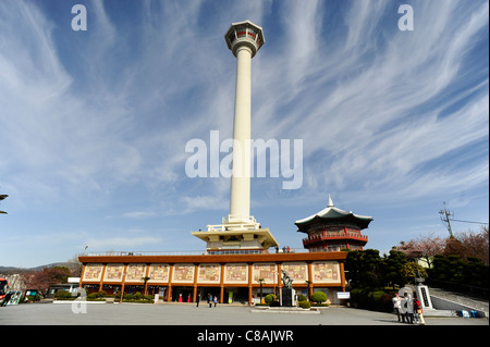 Der Pavillon und Turm im Yongdusan Park, Busan, Südkorea. Stockfoto
