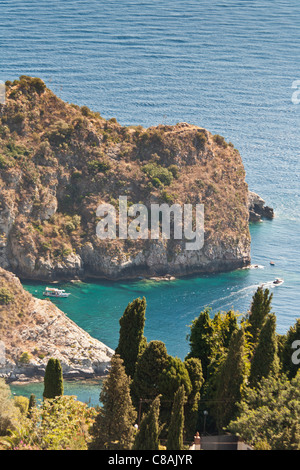 Blick auf Capo Sant' Andrea, Baia Dell' Isola Bella, Taormina, Sizilien, Italien Stockfoto