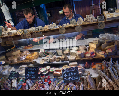 Authentische französische Käse und Fleisch produzieren Stall im Borough Market London UK Stockfoto