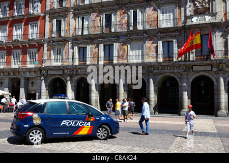 Polizeiauto vor der Casa de la Panaderia, Plaza Mayor, Madrid, Spanien Stockfoto