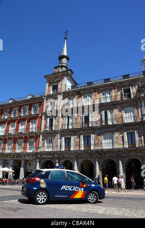 Polizeiauto vor der Casa de la Panaderia, Plaza Mayor, Madrid, Spanien Stockfoto