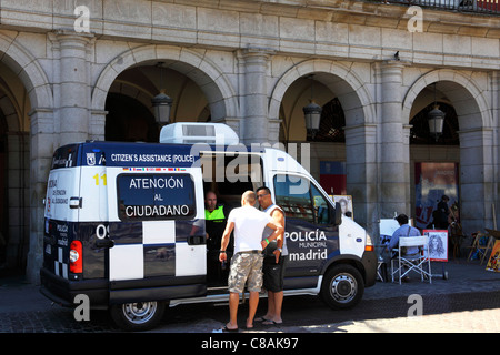 Polizist sitzt im Bürgerassistenz Stadtpolizeibus und hilft Touristen auf der Plaza Mayor, Madrid, Spanien Stockfoto