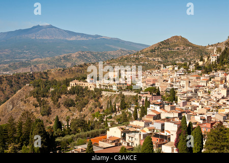 Blick auf den Ätna und die Stadt von Taormina, Sizilien, Italien Stockfoto