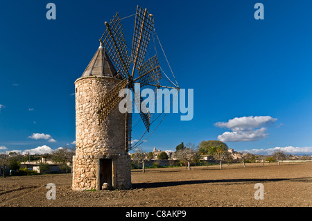 Typische arbeiten steinerne Windmühle auf einem ländlichen Bauernhof in Mallorca Spanien Stockfoto