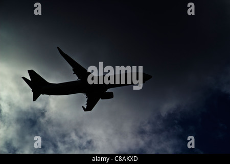 Silhouette Flugzeug kommen ins Land am Nottingham East Midlands Airport. Stockfoto