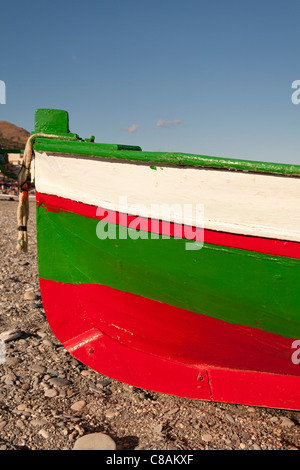 Bunte Boot, Strand von Letojanni, Letojanni, Sizilien, Italien Stockfoto