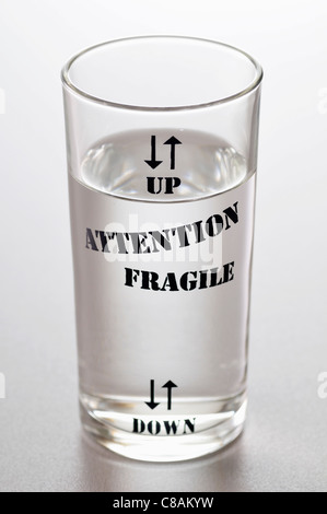Glas Wasser mit Inschriften Stockfoto