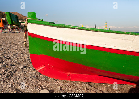 Bunte Boot, Strand von Letojanni, Letojanni, Sizilien, Italien Stockfoto