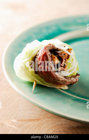 Rumpsteak mit Engel Haarteigwaren gerollt Basilikum und gegrillten Erdnüssen Stockfoto