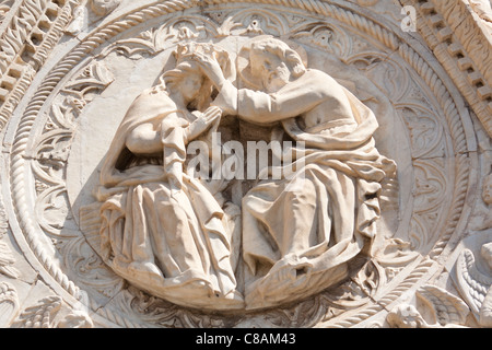 Religiöse Steinbildhauen an Außenwand Messina Dom, Piazza Del Duomo, Messina, Sizilien, Italien Stockfoto