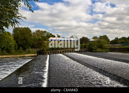 Eine East Midlands Zug Meridian geht das Fluss Soar Wehr am Barrow aufsteigen, Leicestershire Stockfoto