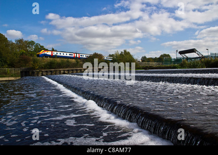 Eine East Midlands Zug Meridian geht das Fluss Soar Wehr am Barrow aufsteigen, Leicestershire Stockfoto