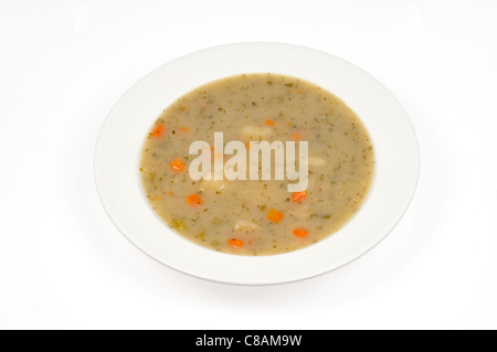 Eine Schüssel mit Kartoffel-Lauch-Suppe auf weißem Hintergrund Ausschnitt. Stockfoto