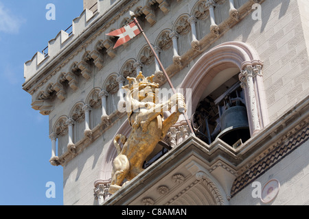 Goldener Löwenstatue am Glockenturm, Messina Kathedrale, Piazza Del Duomo, Messina, Sizilien, Italien Stockfoto