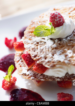 Erdbeeren und geschlagener Sahne Mille-feuille Stockfoto