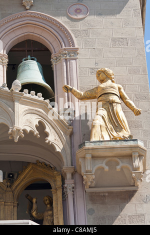 Goldene Statue und Glocke im Glockenturm, Messina Kathedrale, Piazza Del Duomo, Messina, Sizilien, Italien Stockfoto