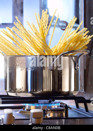 Nudeln in einem Topf auf dem Gasherd Kochen Stockfoto
