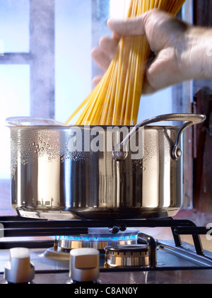 Nudeln in einem Topf auf dem Gasherd Kochen Stockfoto