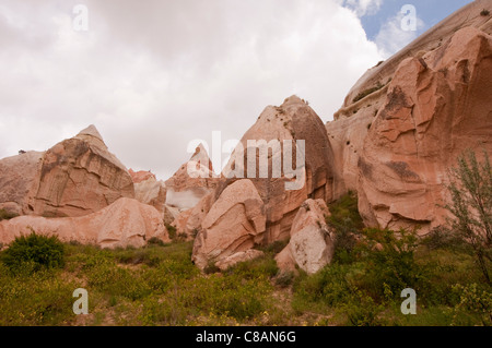 Blickte zu Felsformationen in der Nähe von Göreme, Kappadokien, Türkei Stockfoto