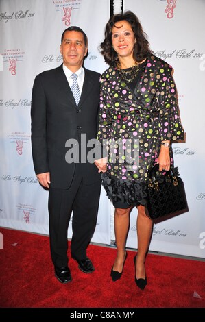 Der ehemalige Gouverneur David Paterson, Michelle Paige Paterson im Ankunftsbereich The Angel Ball zugunsten Gabrielles Angel Foundation for Cancer Research, Cipriani Restaurant Wall Street, New York, NY 17. Oktober 2011. Stockfoto