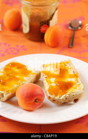 Brot, Butter und Aprikosenmarmelade Stockfoto