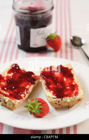 Brot, Butter und Erdbeermarmelade Stockfoto