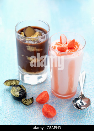 Schokolade Kleinigkeit und Tagada Erdbeermousse Stockfoto