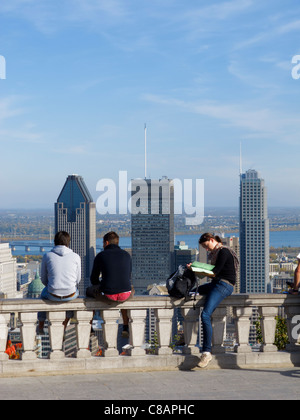 Menschen genießen den Blick auf die Innenstadt von Montreal vom Kondiaronk Aussichtspunkt am Mont-Royal Stockfoto