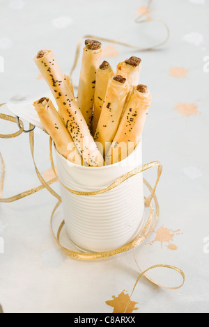 Blätterteig rollt gefüllt mit Datteln, getrockneten Aprikosen und Mandeln Stockfoto