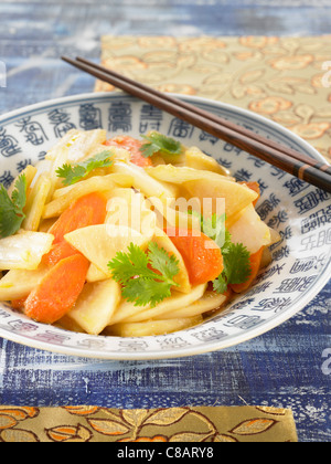 Weißer Rettich und Möhren-Salat Stockfoto