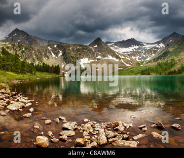 Wunderschönen türkisfarbenen See im Altai-Gebirge Stockfoto