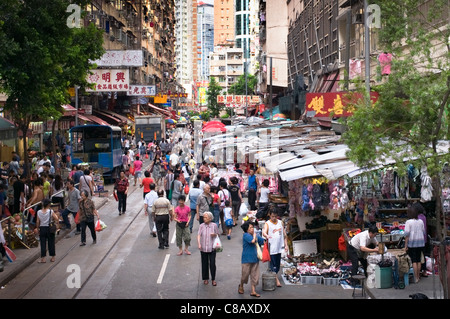 Straßenmarkt in Hongkong verkaufen alles von Kleidung, Tiere und Lebensmittel zu leben. Das realer Bild des asiatischen Marktes lieferbarem Stockfoto