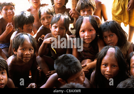 Bacaja Dorf, Amazonas, Brasilien. Gruppe von Kindern, rasierten Kopf der Fotograf Inquistively beobachten; Xicrin Stamm. Stockfoto