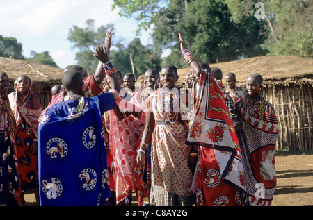 Lolgorian, Kenia. Siria Maasai Manyatta; Gruppe von Frauen mit typischen Perlen Schmuck, Ohrringe und Armbänder. Stockfoto