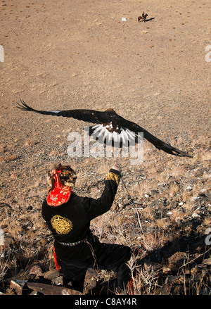 Kasachische Adler Jäger schickt seine Steinadler in der Altai-Region von Bayan-Ölgii in der westlichen Mongolei zu fliegen Stockfoto