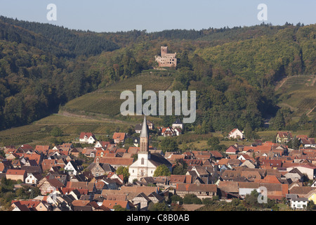 LUFTAUFNAHME. Die Burg und das Dorf Kintzheim an den östlichen Vogesen. Bas-Rhin, Alsace, Grand Est, Frankreich. Stockfoto