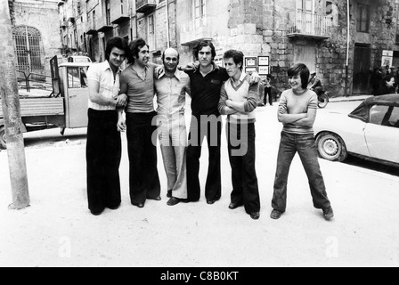 junge Menschen auf einem Platz in Canicattì, Sizilien, Italien, 1978 Stockfoto