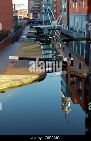 Kanal im Zentrum von Birmingham mit Reflexion der BT Tower Stockfoto