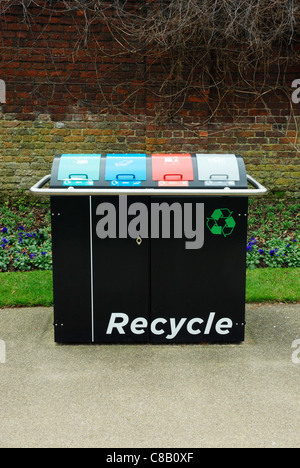 Abgeschottete Papierkorb in Garten oder park Stockfoto