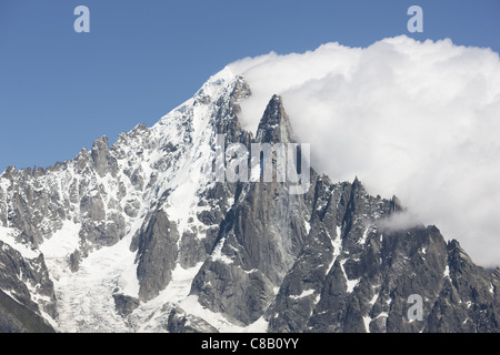 Ein Niederdruck nach unten löst die Bannerwolke rechts von Aiguille Verte (4122m) und Les Drus (3754m) aus. Chamonix, Haute-Savoie, Frankreich. Stockfoto