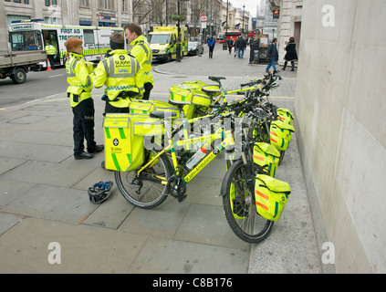 St John Ambulance Zyklus Reaktion Einheiten in der Nähe von Trafalgar Square, London Stockfoto