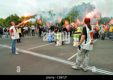 Gewerkschafter mit Fackeln, Event über die Renten in Frankreich, für die Aufrechterhaltung der Pensionierung im Alter von 60 Jahren. Laval Stadt, Loire, Frankreich. Stockfoto