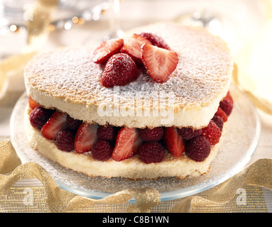 Herzförmige Erdbeer-Sahne-Torte Stockfoto