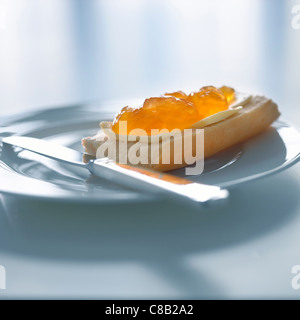 Marmelade auf Brot und butter Stockfoto