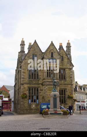 Truro Cornwall das Kriegerdenkmal vor der beeindruckenden viktorianischen Coinage Hall Gebäude jetzt beherbergt Charlottes Tea House Stockfoto