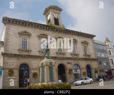 Truro Cornwall September das Kriegerdenkmal vor dem beeindruckenden Rathaus Gebäude auf Seilfahrt Straße Stockfoto