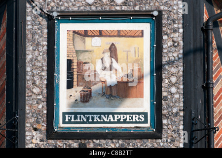 Das Zeichen des Flintknappers Pub auf dem Marktplatz in Brandon, Suffolk. Stockfoto