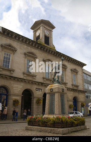 Truro Cornwall September das Kriegerdenkmal vor dem beeindruckenden Rathaus Gebäude auf Seilfahrt Straße Stockfoto