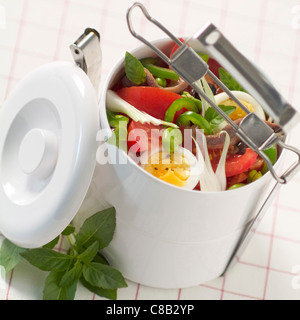 Salade Niçoise mit Sardellen, Ei, Artischocken, Oliven, Tomaten Stockfoto