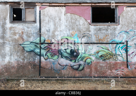 Graffiti am Camp de Rivesaltes zwischen Rivesaltes und Perpignan in Südfrankreich.  SIEHE BESCHREIBUNG FÜR DIE GESCHICHTE DER WEBSITE. Stockfoto